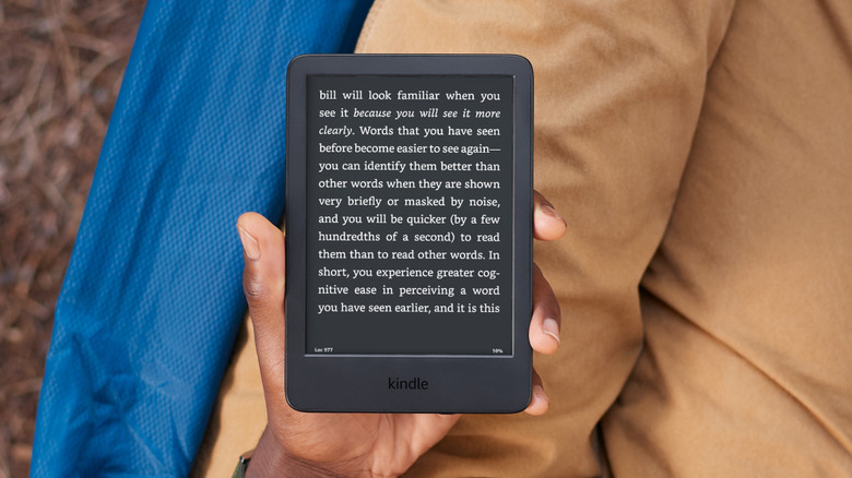 Multiple Kindle models lined up in a row on display