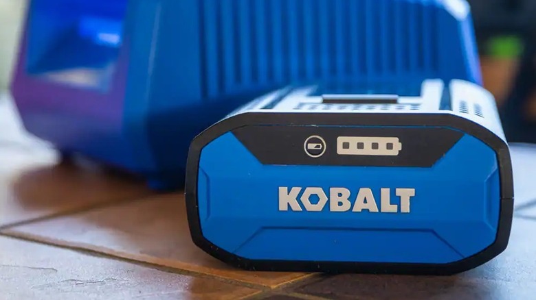 Kobalt 40V battery not connected to charger on top of table