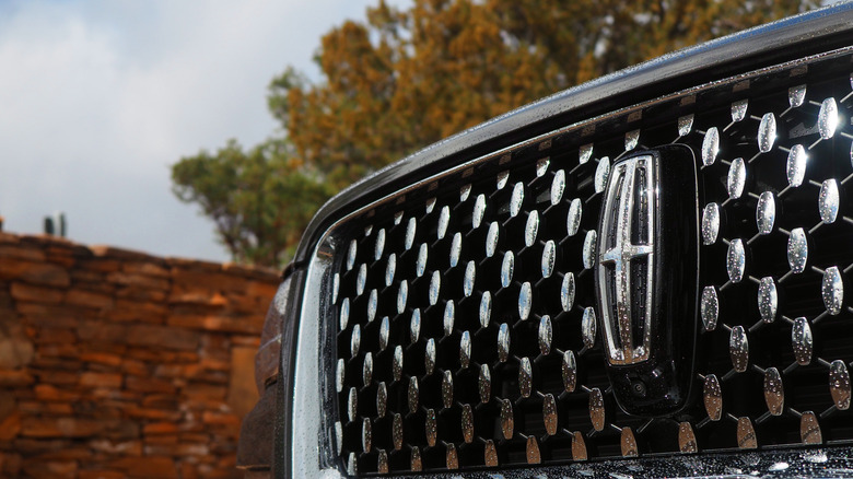 Lincoln Navigator grille