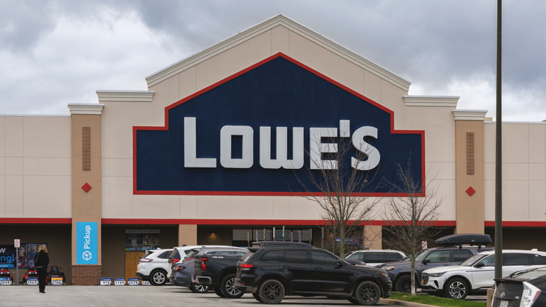 The front of a Lowe's home improvement store.
