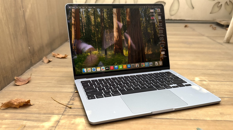 Home Screen view of M4 MacBook Air.