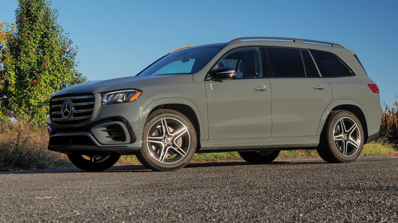 2026 Mercedes-Benz GLS 450 4MATIC front 3/4 view