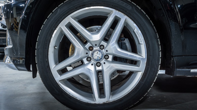 wheel of the Mercedes Benz GL 500