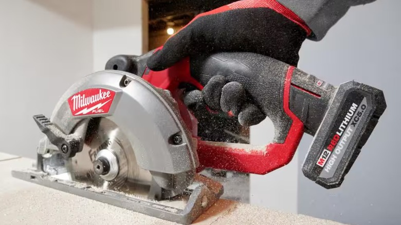 Milwaukee power saw with 5.0 battery pack
