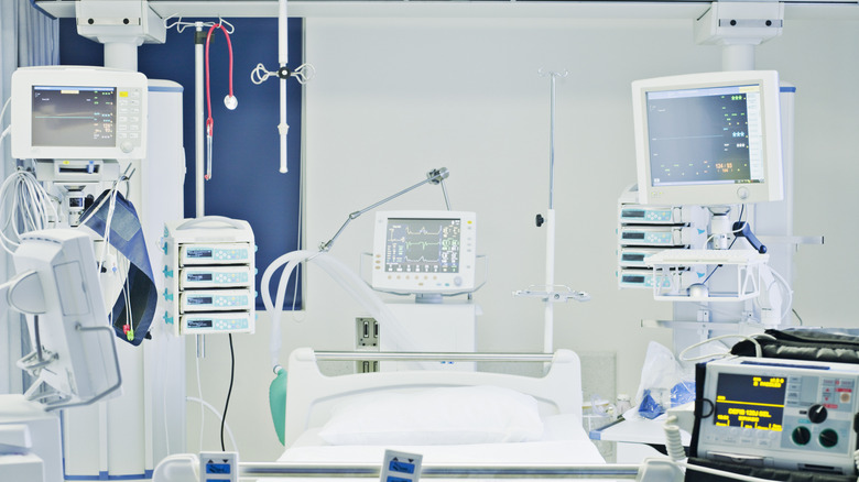 Different types of healthcare equipments in a hospital room
