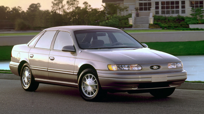 Front 3/4 view of 1995 Ford Taurus