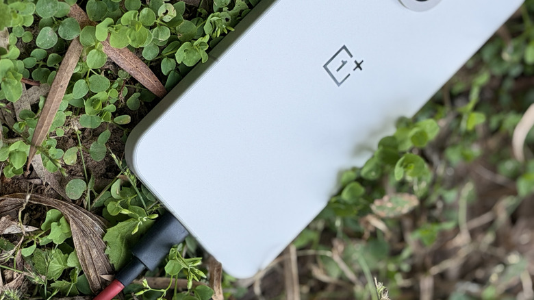 Charging the OnePlus 15