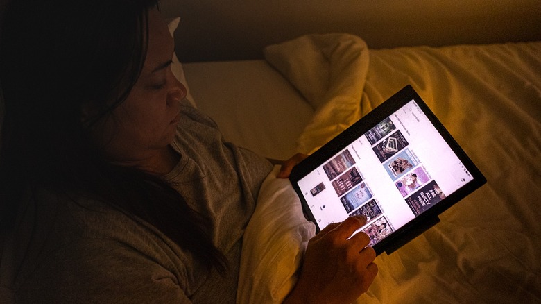 You can easily read in the dark with the Note Air4 C's backlight