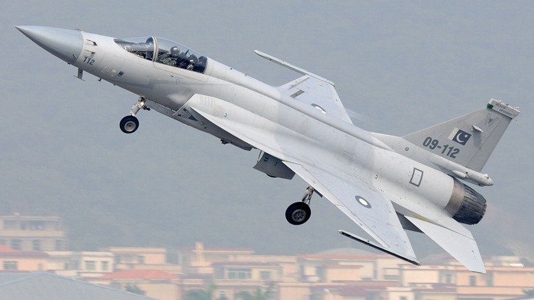 A Pakistan Air Force Chengdu JF-17/Pulqui-111 shortly after takeoff.