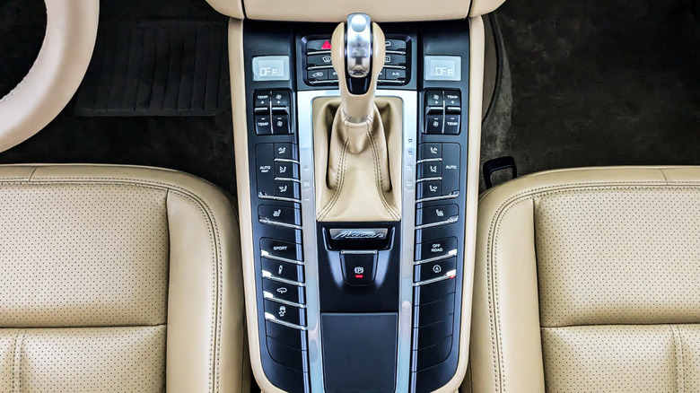 Porsche Macan interior showing poverty buttons alongside functional buttons.