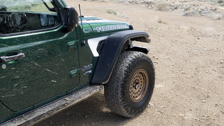 Quadratec JTe front side with sprayed mud