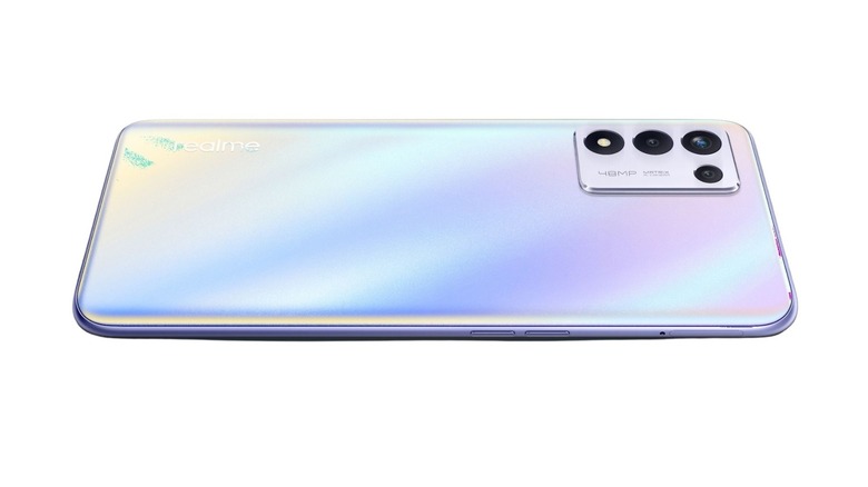 The triple camera setup on the Realme 9 SE.