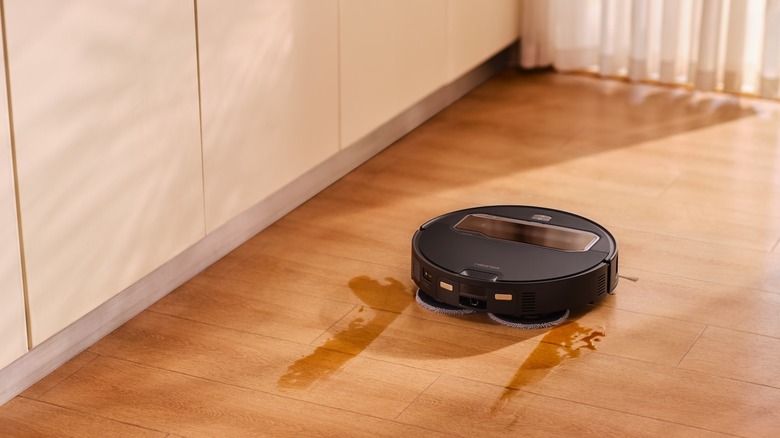 Roborock Saros Z70 mopping floor