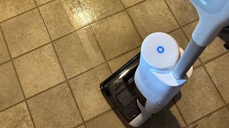 Roborock F25 RT on wet floor