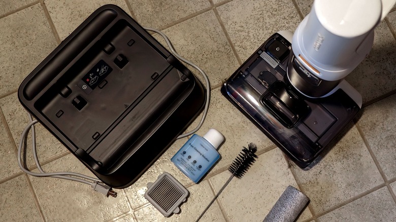 Roborock F25 RT with all of its accessories