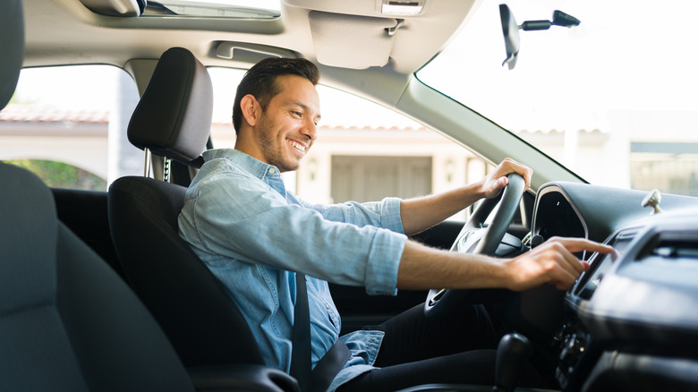 Rideshare driver picks up a passsenger