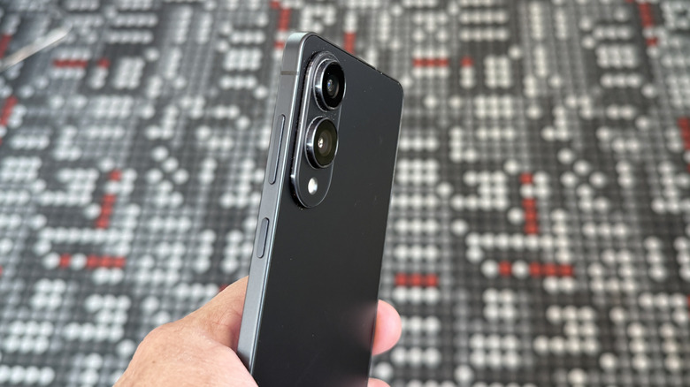 Samsung Galaxy S25 Edge in a man's hand