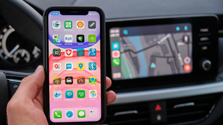 Touchscreen infotainment with smartphone connectivity