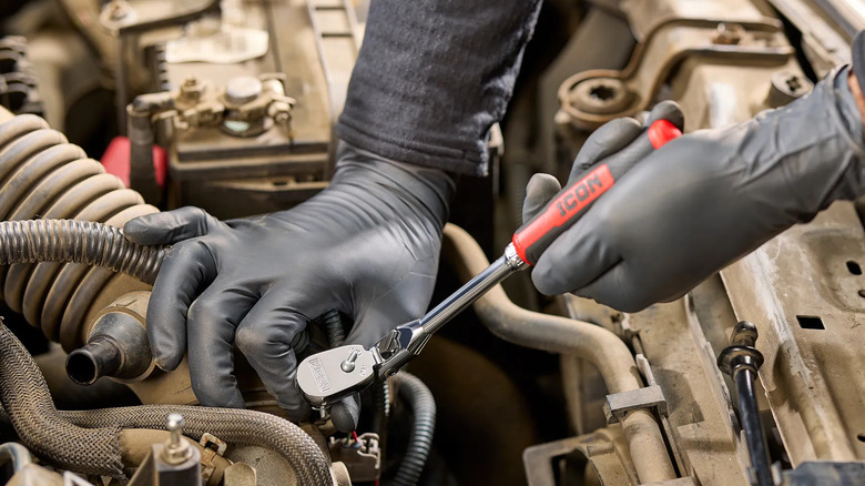 Mechanic using an Icon G2 ratchet