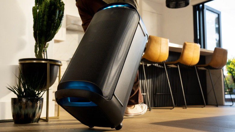 Sony SRS-XV800 speaker rolling