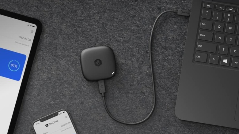 Synology BeeDrive connected to a PC with a smartphone and tablet on the table