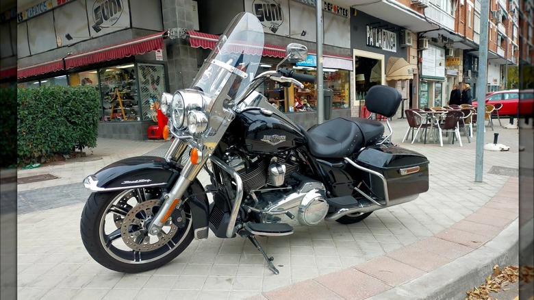 Harley-Davidson Road King parked in front of a cafe