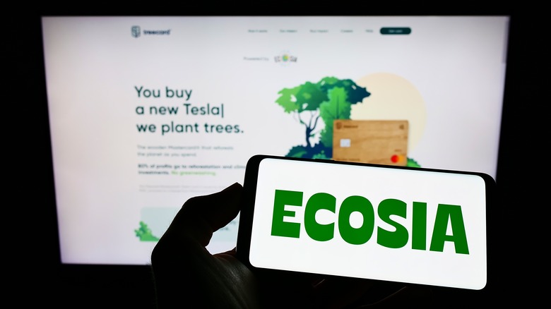 Phone and computer monitor with Ecosia logos