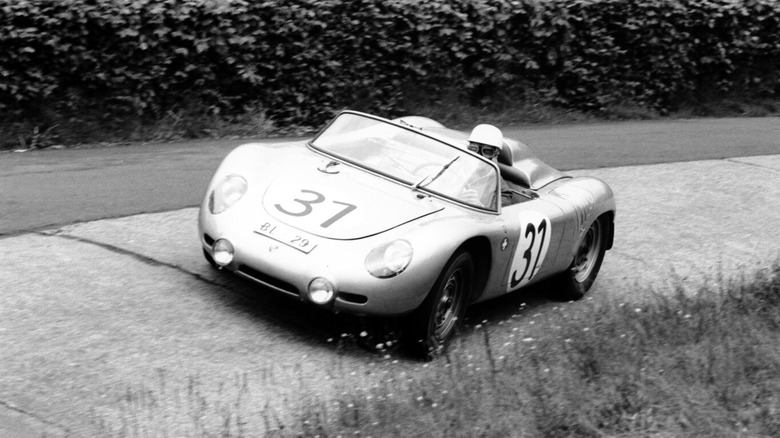 Porsche RS60 cornering at speed