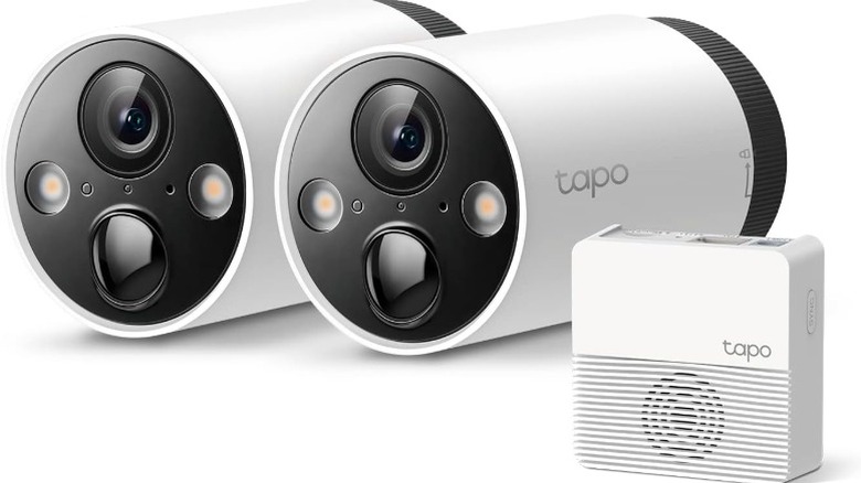 TP-Link Tapo C420S2 cameras with hub on white background