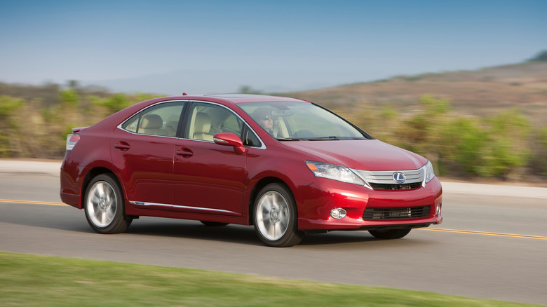 Lexus HS 250h dynamic image front 3/4 view