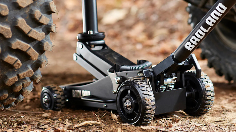 Lifting a vehicle with a Badlands jack