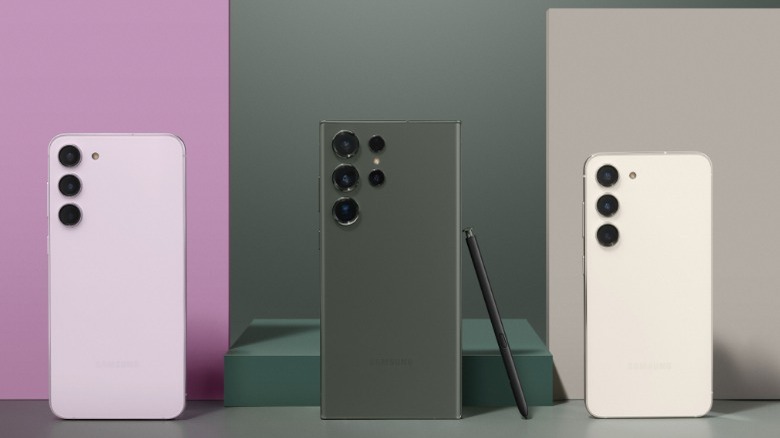 Galaxy S23 family standing on table