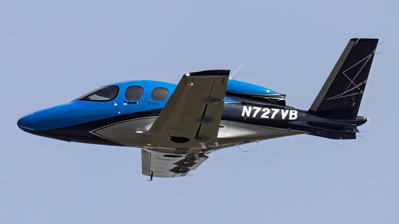 Cirrus single-engined jet aircraft in flight