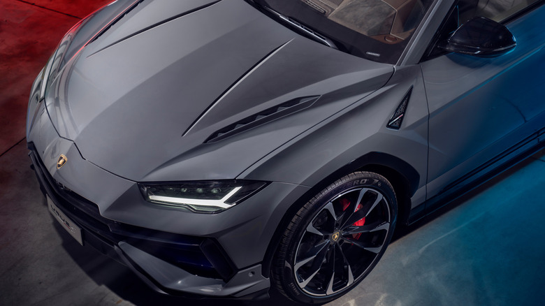 2023 Lamborghini Urus S hood