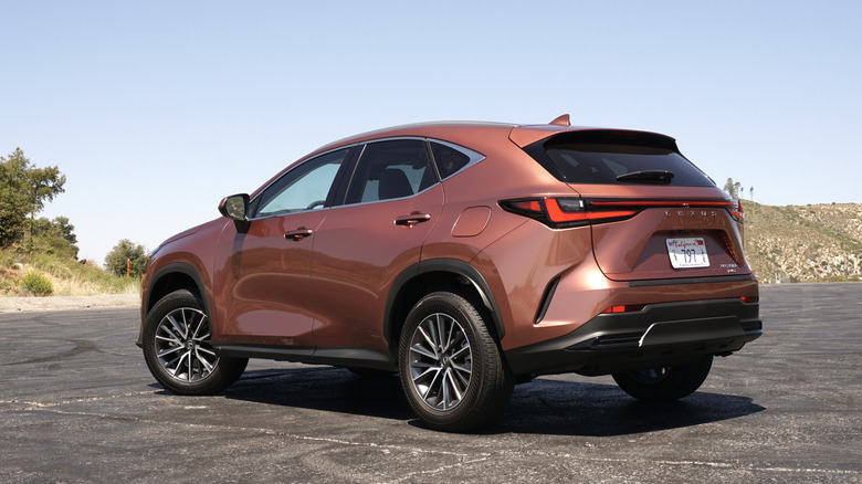 2025 Lexus NX 350h Luxury rear 3/4