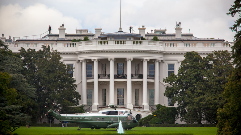 Marine One on the White House lawn