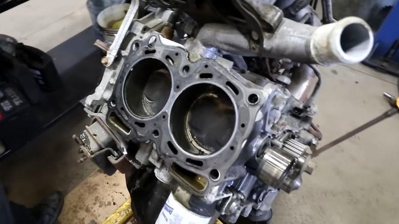 A damaged head gasket of the Subaru SOHC EJ25 engine