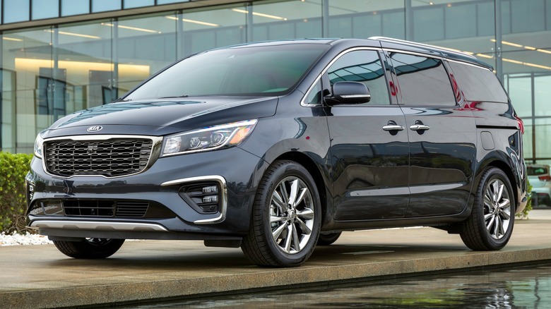 2021 Kia Sedona outside showroom