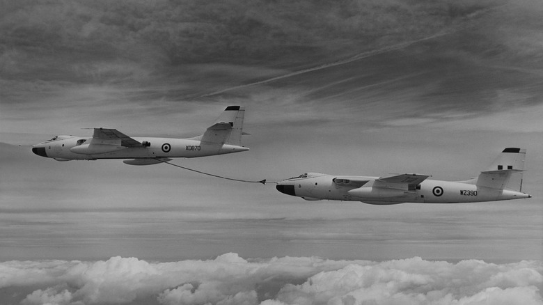 Vickers Valiant refueling 