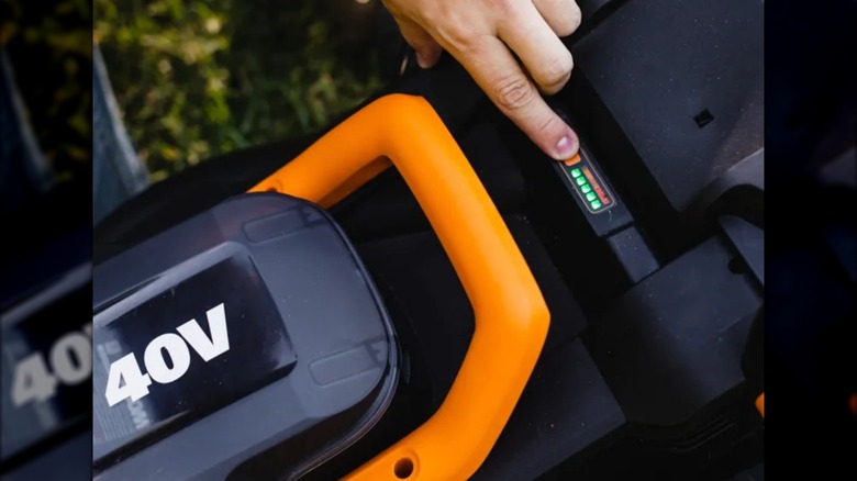 Battery life indicator on the Worx 40V WG779 mower