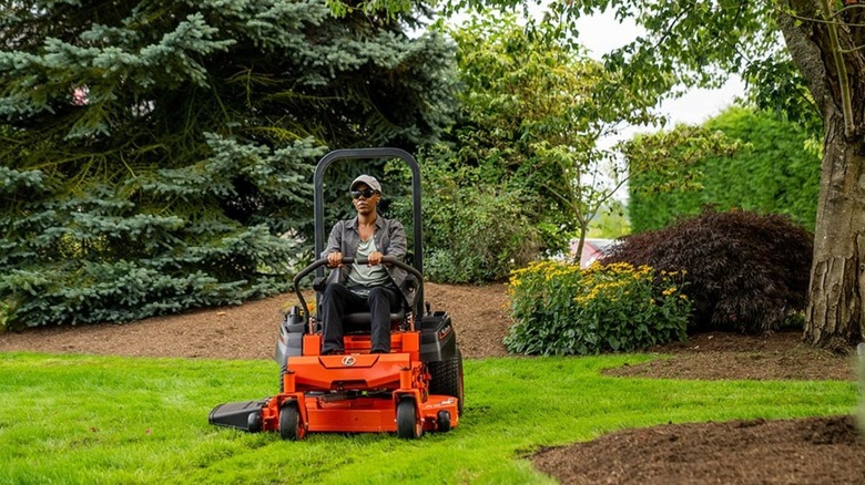 Kubota Z232KW-42 cutting grass