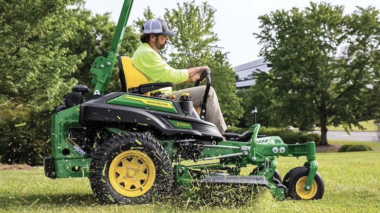 John Deere Z900 ZTrak Zero-Turn Mower cutting grass