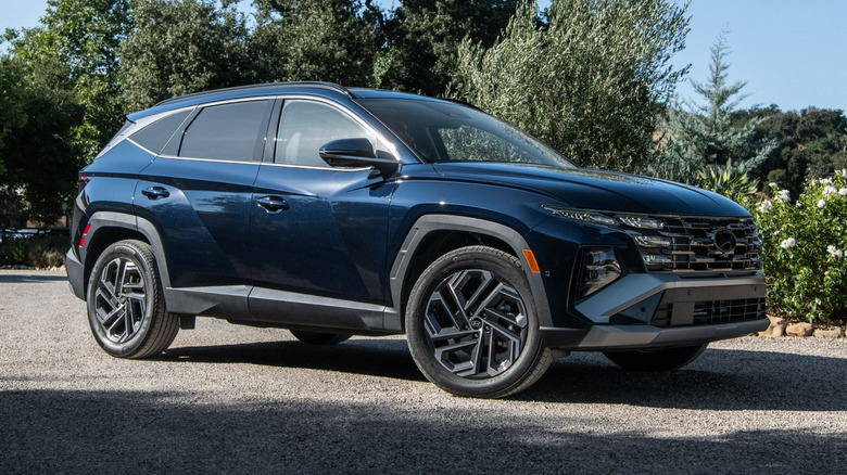 Front 3/4 view of the 2025 Hyundai Tucson