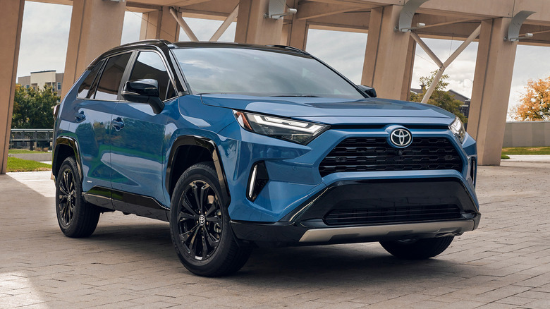 Front 3/4 view of the 2025 Toyota RAV4 Hybrid