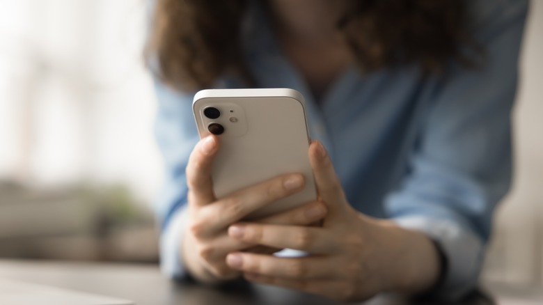 Woman holding a smartphone.