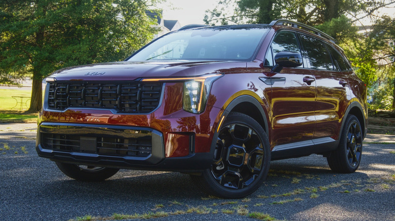 2025 Kia Sorento front 3/4 view