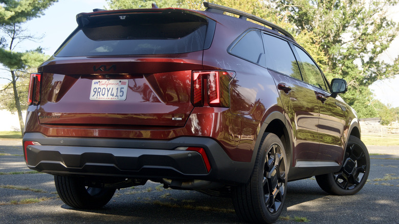 2025 Kia Sorento rear 3/4 view