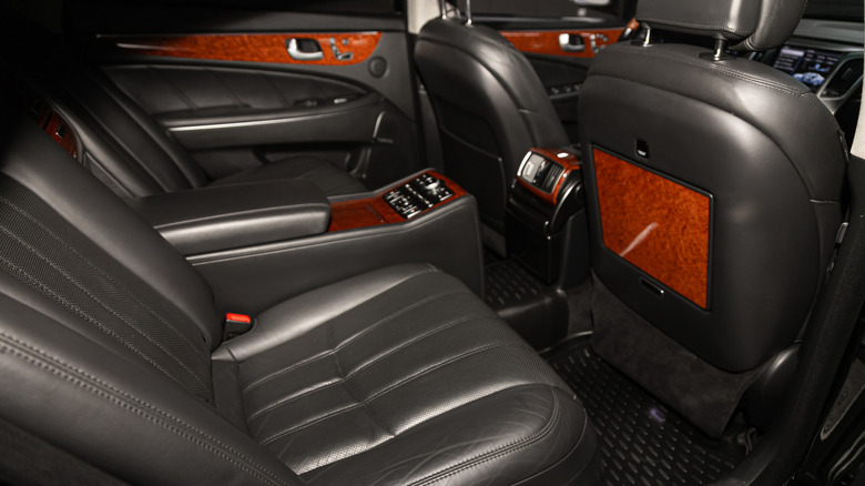 Rear reclining seats in Hyundai Equus