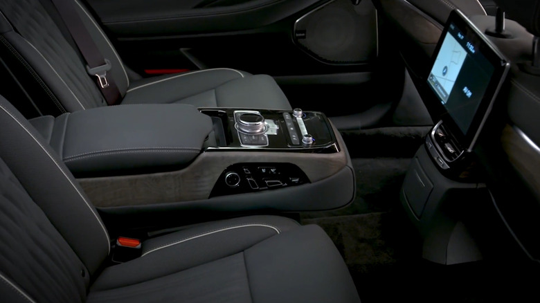 Genesis G90 rear reclining seats