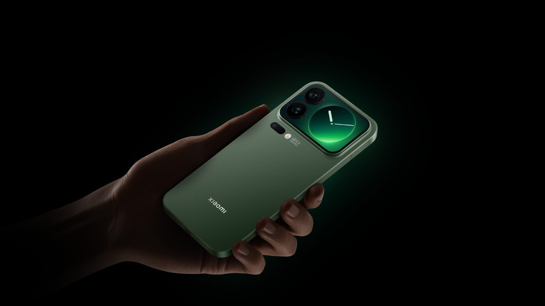 Person holding the Xiaomi 17 Pro max with backside up